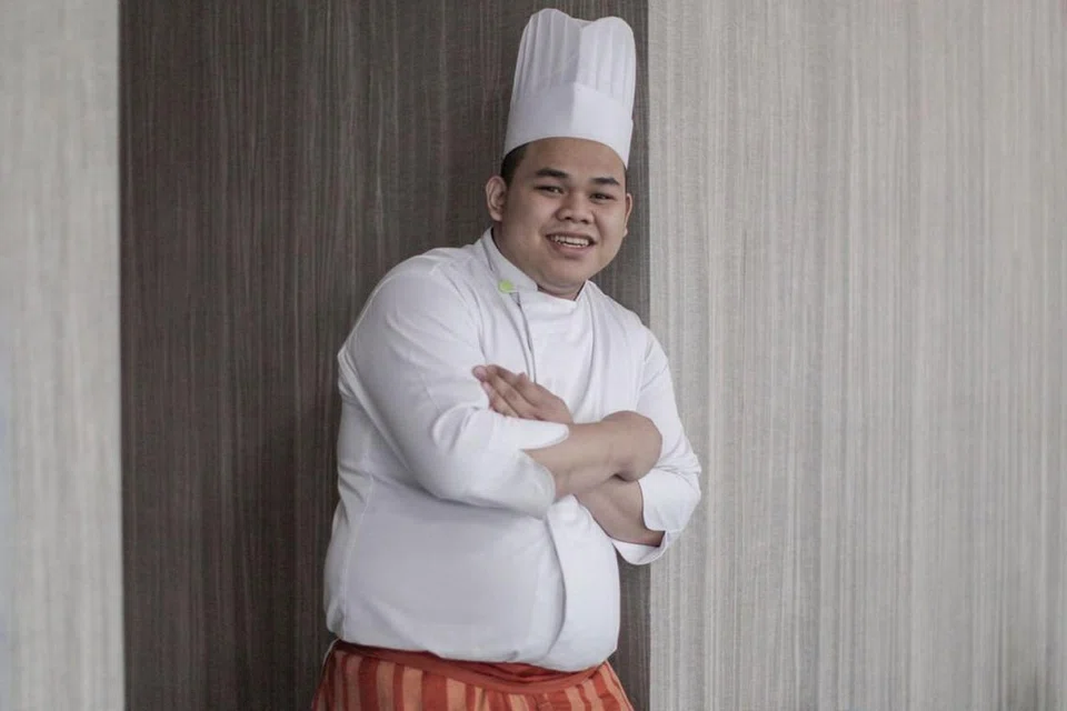 SYUKUR DIBERI PELUANG: Encik Muhammad Jimat Hasan, lulusan dari APSN Delta Senior School yang mengalami ketidakupayaan intelek bukan kronik bersyukur diberi peluang untuk mengembangkan minatnya dalam bidang kulinari selain mampu berdikari demi masa depannya. - Foto BH oleh IQBAL FAIZAL