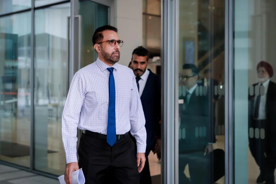 Timbalan Ketua Hakim Daerah Luke Tan meminta pihak pendakwa raya dan pihak pembela memperjelaskan bahagian tertentu daripada pertuduhan pertama terhadap Encik Pritam Singh (kiri) menerusi pemfailan dalam perbicaraan hari kesembilan pada 24 Oktober.