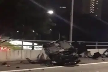 MALANG TIDAK BERBAU: Pemandu tercampak keluar dari keretanya yang telah terbalik beberapa kali sebelum melanggar kereta lain. 