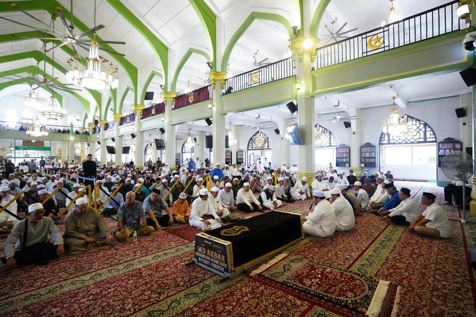 Sekitar 8,000 anggota jemaah hadir untuk menunaikan solat zuhur dan solat jenazah bagi Pengarah urusan ejen penjualan (GSA) pakej haji TM Fouzy Travel & Tours, Allahyarham Ustaz Tengku Mohamad Fouzy Tengku Mahid Jumat, di Masjid Sultan pada 19 Disember.