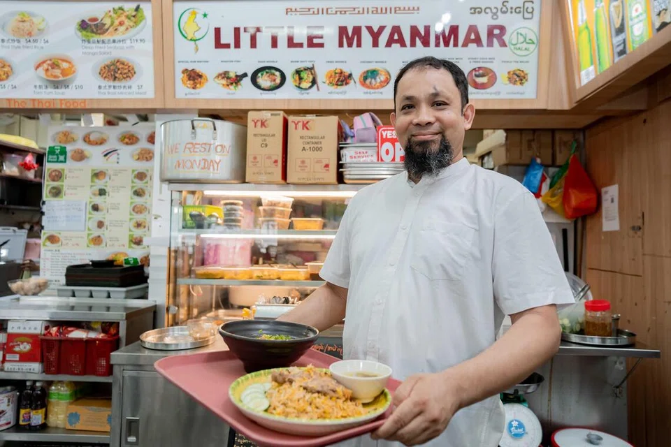 Encik Kamaloodean @ Kyaw Kyaw Lin telah membuka gerai masakan Myanmar halal di Blok 328, Clementi Avenue 2.