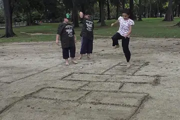 PERMAINAN TRADISIONAL: Majlis Pusat telah bergabung dengan M3@ Woodlands, MAEC Sembawang, Jawatankuasa Pembelajaran dan Penggalakan Penggunaan Bahasa Melayu (MLLPC) dan Lembaga Warisan Negara (NHB) untuk menerbitkan video mengenai Permainan Anak Kampong. - Foto tangkap layar video MAJLIS PUSAT