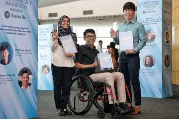 MILENIAL BERINSPIRASI: (Dari kiri) Pemenang Anugerah Generation Grit Straits Times 2018, Cik Zulayqha, Encik Wong dan Encik Liao di majlis anugerah di Perpustakaan Negara semalam. - Foto BH oleh KEVIN LIM