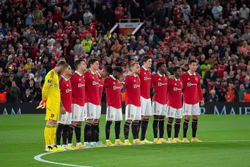 TANDA PENGHORMATAN: Para pemain United bertafakur selama seminit sebelum bermulanya perlawanan sebagai tanda hormat ke atas pemergian Ratu Elizabeth. - Foto EPA-EFE