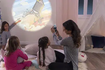 INSPIRASI DARIPADA FILEM: Ada filem, seperti Animal Farm, Charlotte's Web dan Charlie And The Chocolate Factory, boleh menjadi sumber inspirasi bagi kanak-kanak membaca dan menulis karangan. Galak mereka menulis dalam ayat mudah tentang perasaan mereka selepas menonton filem itu. - Foto fail