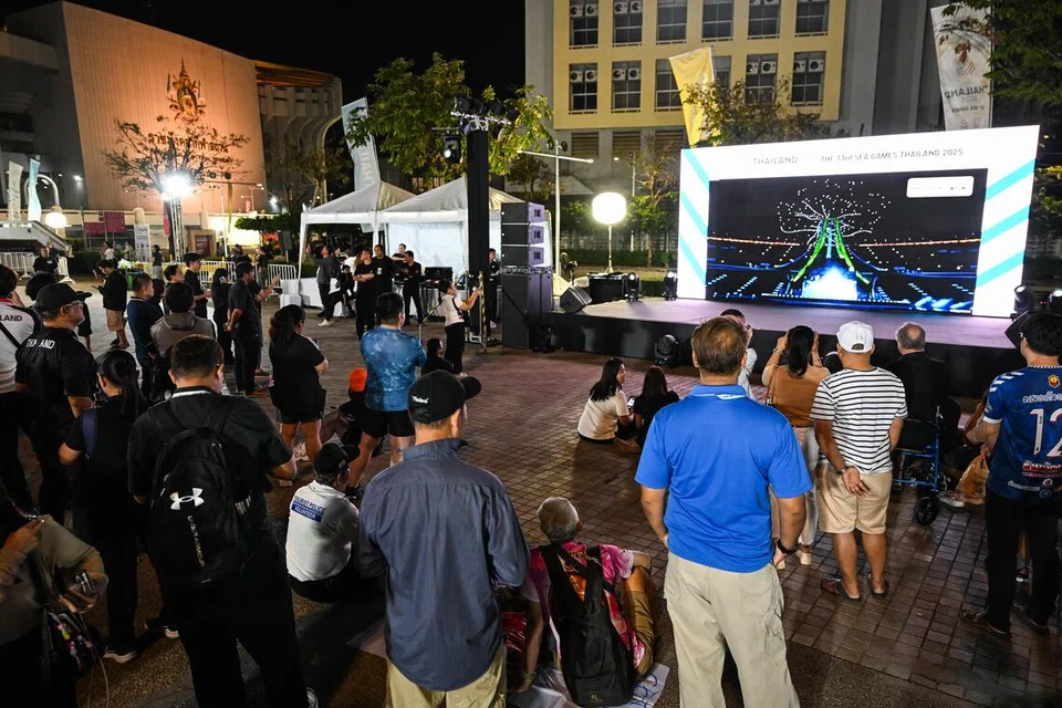 Beberapa penonton menyaksikan acara pembukaan Sukan SEA 2025 di luar Stadium Rajamangala, Bangkok, Thailand pada 9 Disember.