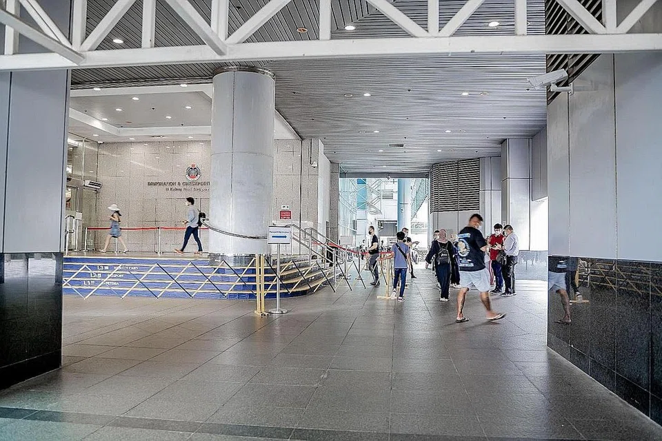 MOHON PASPORT: Barisan beratur tidak lagi kelihatan di luar bangunan ICA beberapa jam setelah ia dibuka. - Foto BH oleh NUR DIYANA TAHA