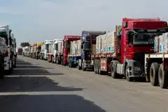 Kenderaan yang membawa bantuan kemanusiaan dan bahan api beratur di pintu sempadan Rafah untuk memasuki Semenanjung Gaza, dari bahagian Mesir, di Rafah, Mesir. 