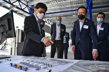 TINJAU: (Dari kiri) Encik Heng Swee Keat; Encik Thomas Triomphe, Naib Presiden Eksekutif dan Ketua Vaksin Sanofi; Dr Beh Swan Gin, Pengerusi EDB dan Encik Koh Liang Hong, Ketua Tapak Kemudahan Evolutif Singapura, Sanofi sedang meninjau sistem penggunaan tunggal yang akan digunakan di tempat pengeluaran selepas majlis pecah tanah kemudahan vaksin evolutif Sanofi. - Foto BH oleh CHONG JUN LIANG