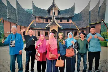 CUCU-CUCU BAGAI KAWAN: Encik Shafie (paling kiri) dan isterinya, Cik Normah (tiga dari kiri) kadangkala bercuti bersama sebahagian anak dan cucunya termasuk di Bukit Tinggi (Sumatera) tidak lama dulu. - Foto ihsan SHAFIE BAHARI