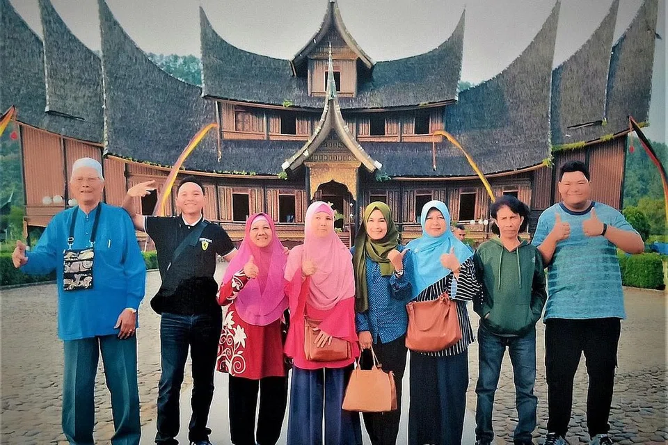 CUCU-CUCU BAGAI KAWAN: Encik Shafie (paling kiri) dan isterinya, Cik Normah (tiga dari kiri) kadangkala bercuti bersama sebahagian anak dan cucunya termasuk di Bukit Tinggi (Sumatera) tidak lama dulu. - Foto ihsan SHAFIE BAHARI