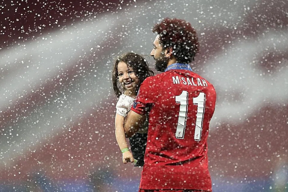 DETIK GEMBIRA BERSAMA ANAK: Mohamed Salah dilihat mendukung anaknya Makka, lima tahun, semasa meraikan pencapaian hebat kelabnya, Liverpool, musim lalu yang tamat baru-baru ini. - Foto-Foto REUTERS