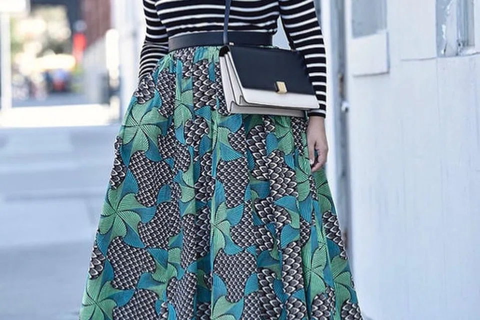 Midi skirt mengembang di bahagian perut ke bawah sehingga dapat menutup perut yang menonjol.