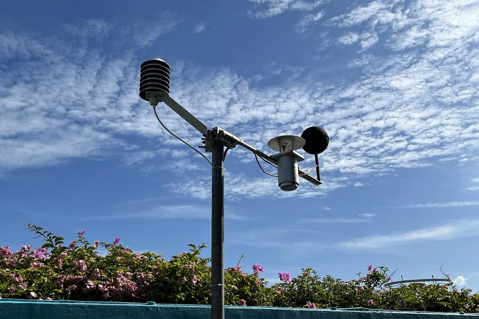 MENGUKUR KEADAAN CUACA: Sebuah pengesan Wet Bulb Globe Temperature, yang terletak di bumbung tempat letak kereta di Lapangan Terbang Changi, mampu mengukur keadaan cuaca seperti suhu udara, kelembapan, kelajuan angin, dan sinaran suria.