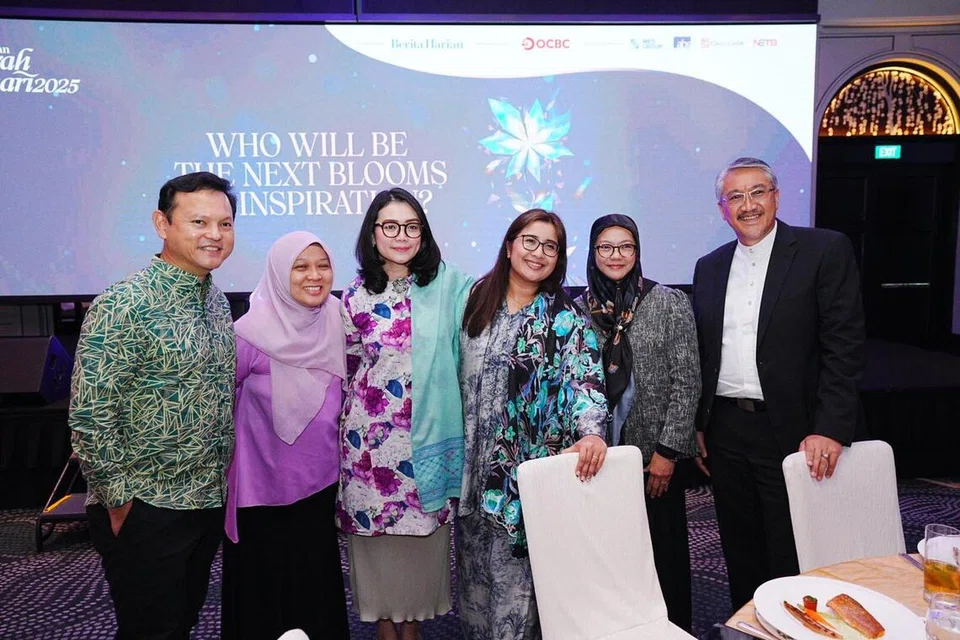 (Dari kiri) Menteri Negara Kanan (Pertahanan merangkap Kemampanan dan Sekitaran), Encik Zaqy Mohamad; mantan Anggota Parlimen (AP), yang juga Pengarah Pusat Kepimpinan Komuniti dan Inovasi Sosial (Clasic) di Institut Teknologi Singapura (SIT), Dr Intan Azura Mokhtar; Anggota Parlimen (AP) GRC East Coast, Cik Hazlina Abdul Halim; AP GRC Ang Mo Kio, Cik Nadia Ahmad Samdin; guru Bahasa Melayu dan Indonesia di Sekolah SJI International, yang juga isteri kepada Encik Fazlur Rahman Kamsani, Cik Su’ad Ahmad; dan Ahli Lembaga Institut Timur Tengah di Universiti Nasional Singapura (NUS), Encik Fazlur Rahman Kamsani.