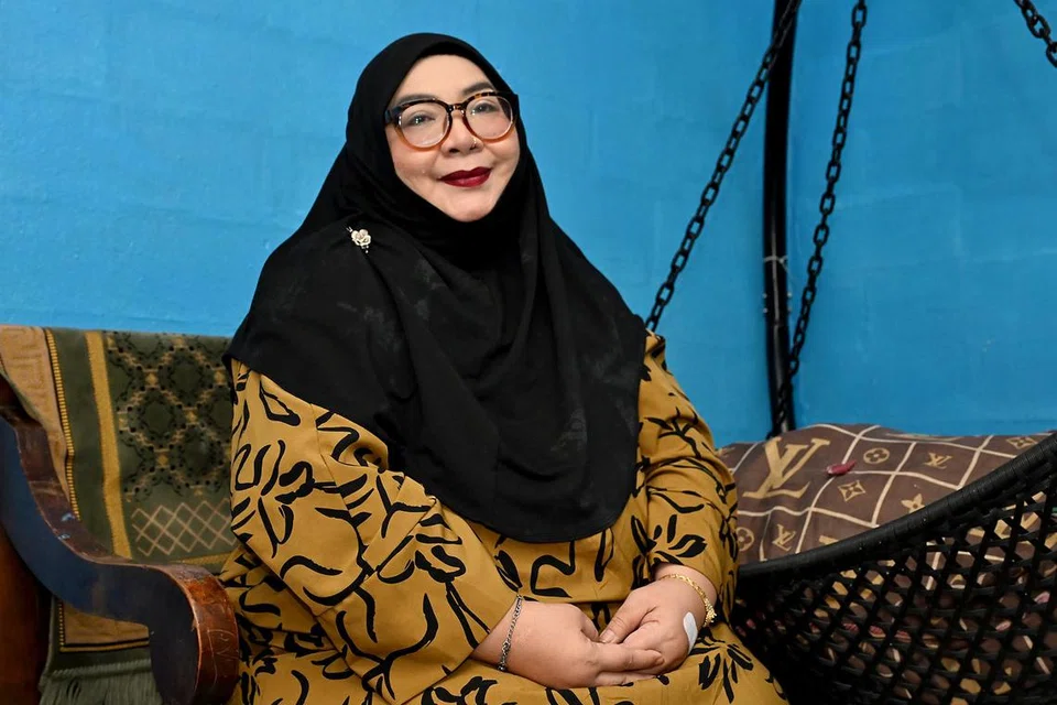 Walaupun menghidap penyakit barah buah dada dan perlu berkerusi roda, Cik Tuty Ayu Ibrahim, 49 tahun, tetap mengutamakan keperluan keluarganya dan masih mampu mencurahkan tenaga untuk masyarakat sebagai sukarelawan di Kelab Masyarakat (CC) Whampoa.