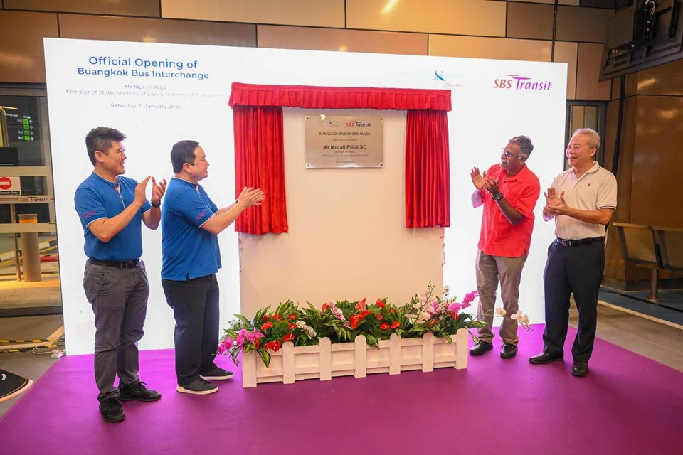 (Dari kiri) Ketua Pegawai Eksekutif (CEO), Perniagaan Bas, SBS Transit Encik Lim Tien Hock; CEO Kumpulan, SBS Transit Encik Jeffrey Sim; Menteri Negara (Pengangkutan), Encik Murali Pillai; dan CEO LTA, Encik Ng Lang, merasmikan pembukaan Pusat Pertukaran Bas Buangkok pada 11 Januari.