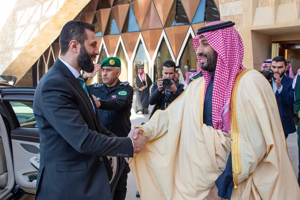  Putera Mahkota Arab Saudi, Mohammed bin Salman (kanan), menyambut kedatangan Presiden Sementara Syria, Encik Ahmed al-Sharaa, di Riyadh dalam lawatan rasmi pertamanya ke luar negara pada 2 Februari.