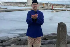 Sambil memakai kain samping mengikut cara yang diajar ibunya, Encik Hanafi Jaafar, yang sedang menuntut di Canada menghirup udara segar sambil merakam foto kenangan di Tasik Ontario, di Canada, untuk tatapan keluarganya.
