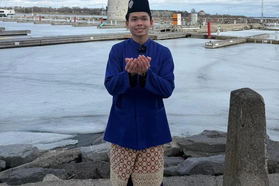 Sambil memakai kain samping mengikut cara yang diajar ibunya, Encik Hanafi Jaafar, yang sedang menuntut di Canada menghirup udara segar sambil merakam foto kenangan di Tasik Ontario, di Canada, untuk tatapan keluarganya.
