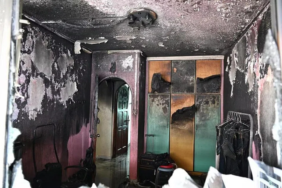 DILIPUTI JELAGA: Kebakaran yang melibatkan kandungan bilik tidur di flat Hougang.