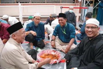 JAMU SELERA SEMASA SAMBUTAN MAULUD TAHUN LALU: Beginilah juga bentuk hidangan yang akan disediakan untuk hadirin pada acara sambutan Maulud Nabi saw pada kali ini di Masjid Alkaff Kampung Melayu. Semua kaum Muslimin dan Muslimah dipersilakan hadir