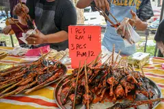 Akibat kos operasi dan harga sewa yang meningkat, peniaga bazar Ramadan di Johor Bahru bercadang untuk mengurangkan saiz hidangan makanan untuk kekal bertahan.