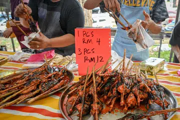 Akibat kos operasi dan harga sewa yang meningkat, peniaga bazar Ramadan di Johor Bahru bercadang untuk mengurangkan saiz hidangan makanan untuk kekal bertahan.
