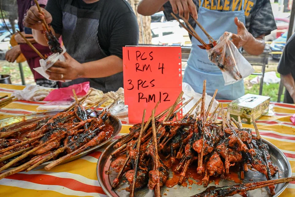 Akibat kos operasi dan harga sewa yang meningkat, peniaga bazar Ramadan di Johor Bahru bercadang untuk mengurangkan saiz hidangan makanan untuk kekal bertahan.