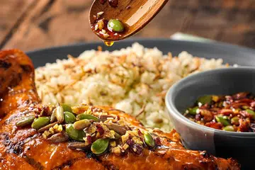 SOS BARU: Restoran Nando’s Singapura memperkenalkan sos terbaru, ‘Peri-crackle’, sempena musim cuti akhir tahun. Sos itu menambah tekstur rangup dan campuran savuri serta kepedasan yang menggabungkan 11 bahan termasuk emping bercili, biji-bijan dan labu bakar serta bawang putih goreng.