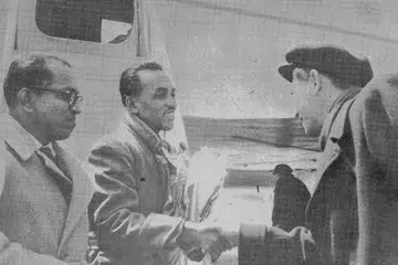 BERJUANG UNTUK PEKERJA: Encik Mahmud Awang (tengah) dan mendiang Devan Nair (kiri), yang kemudian menjadi Presiden Singapura, disambut di Lapangan Terbang Harbin di China oleh Naib Presiden Perseketuan Kesatuan Sekerja Seluruh China pada Mei 1960. - Foto ARKIB NTUC