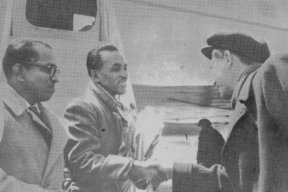 BERJUANG UNTUK PEKERJA: Encik Mahmud Awang (tengah) dan mendiang Devan Nair (kiri), yang kemudian menjadi Presiden Singapura, disambut di Lapangan Terbang Harbin di China oleh Naib Presiden Perseketuan Kesatuan Sekerja Seluruh China pada Mei 1960. - Foto ARKIB NTUC