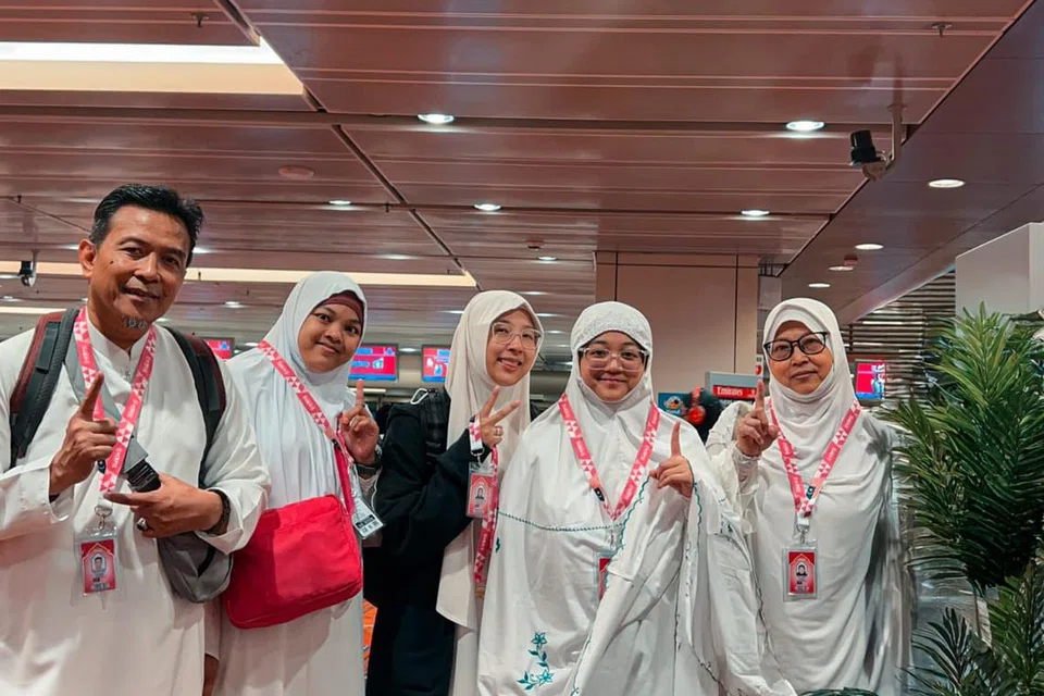 Encik Shaffuan Yousop (paling kiri) mengerjakan umrah bersama (dari kanan) isterinya, Cik Elly Yani dan anak-anaknya, Cik Siti Neng Camilea, Cik Siti Neng Sarah dan Cik Siti Neng Sofiya.