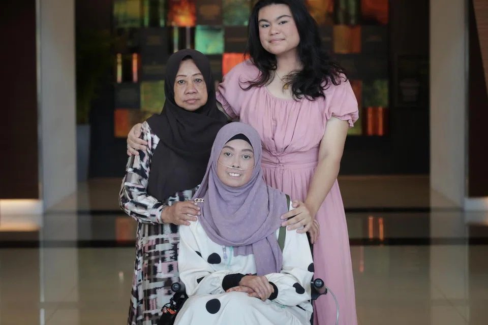 BERBAKTI KEPADA IBU: Cik Nur Aqilah Andrelina Mohammad Andi Sufian (kanan)  menerima Anugerah Pengasuh Inspirasi. Bersama beliau ialah neneknya Azizah Wannor (kiri), 68 tahun, dan ibunya,  Cik Haslina Wannor, 43 tahun, semasa majlis Anugerah Pesakit & Pengasuh Inspirasi Kesihatan Singapura pada Isnin.