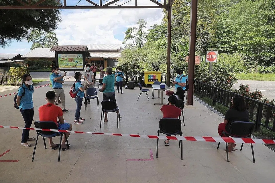 TINGKAT VAKSINASI: Penduduk dan pekerja Pulau Ubi berehat selepas mengambil suntikan vaksin Covid-19 di Pulau Ubin awal bulan ini. Singapura melaporkan hanya satu atau tiada kes koronavirus buat hari keempat dalam lapan hari lalu. - Foto BH oleh GAVIN FOO