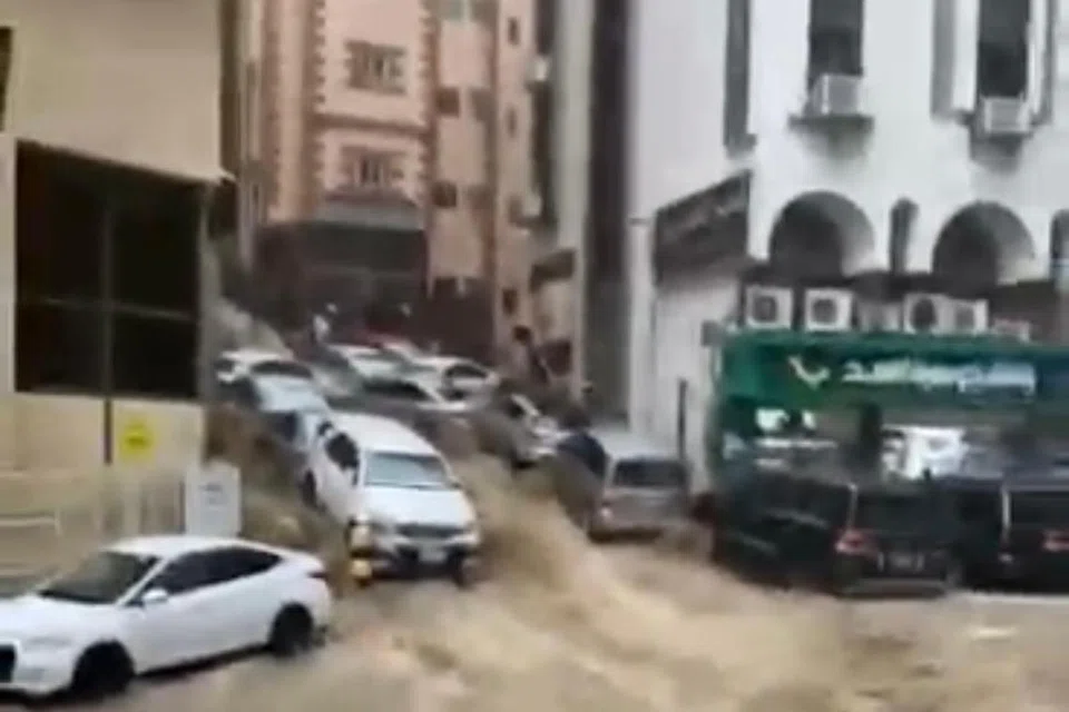 Banjir yang melanda Makkah menjejas teruk jalanan, terutama sekali kawasan perkampungan Melayu di Bukit Ajyad, Makkah Al-Mukarramah.
