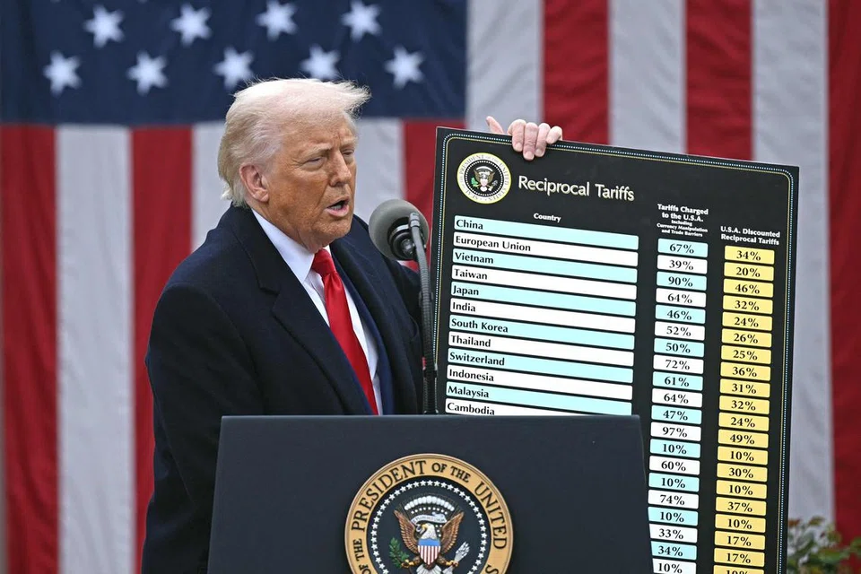 Presiden Donald Trump memegang carta  mengenai tarif yang diperkenalkan Amerika Syarikat. 