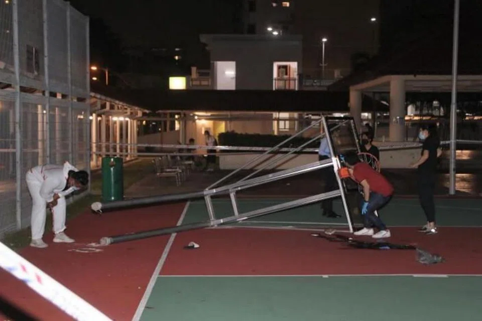 Seorang remaja lelaki berusia 17 tahun meninggal dunia setelah tiang bola keranjang dekat Blok 18 Bedok South Road semalam. - Foto LIANHE ZAOBAO