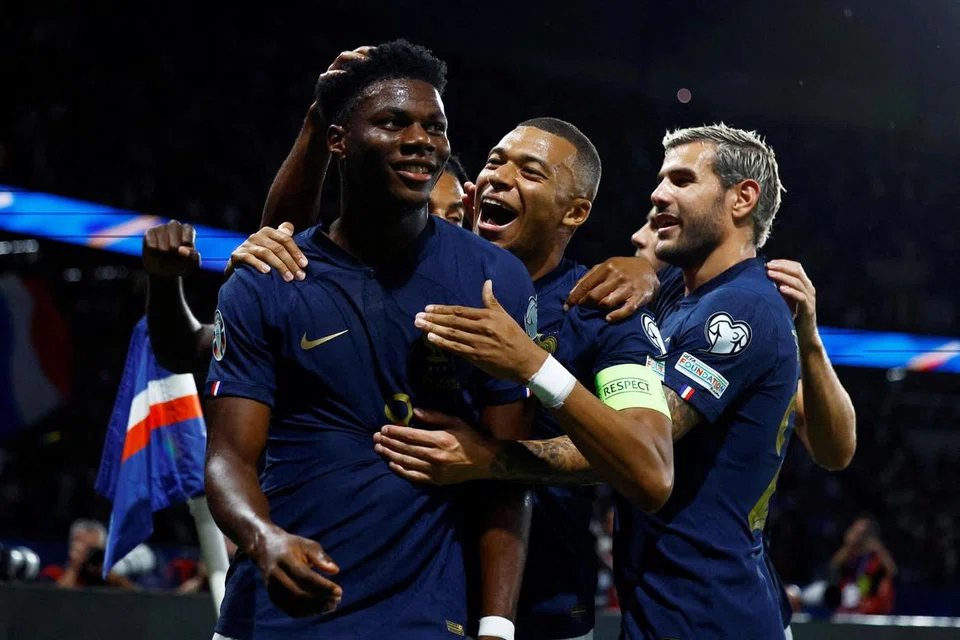 GOL CANTIK: Pemain Perancis, Aurelien Tchouameni (depan), meraikan gol jaringannya bersama Kylian Mbappe (tengah) dan Theo Hernandez (kanan).    