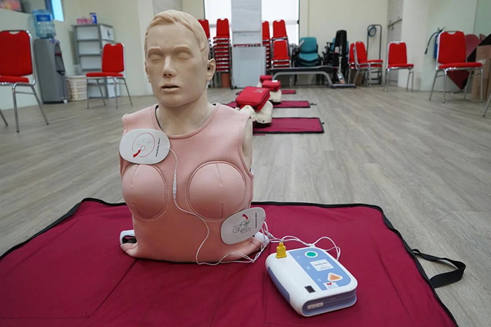 JAKET KHAS: Yayasan Jantung Singapura (SHF) memperkenalkan jaket manikin bantuan pernafasan kecemasan (CPR) wanita pada 2021 untuk membantu Pihak Pertama Bertindak dalam Masyarakat (CFR) membiasakan diri melakukan CPR dan memasang pad Defibrilator Luaran Automatik (AED) di dada wanita.