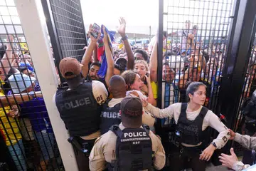 Peminat berebut-rebut memasuki stadium sebelum perlawanan akhir Copa America antara Argentina dengan Colombia di Stadium Hard Rock di Miami, Amerika.     