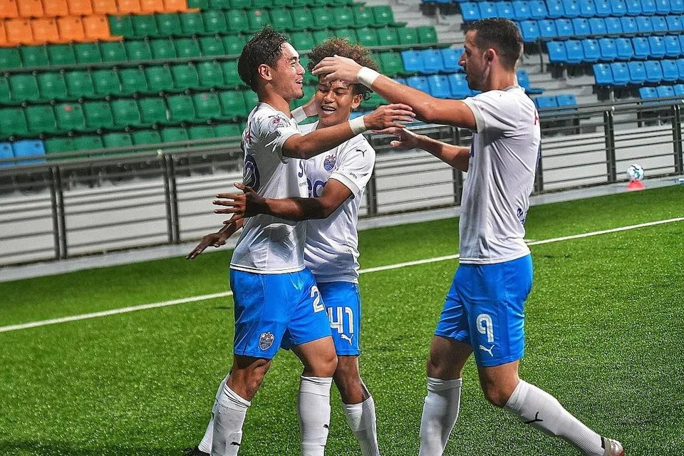 BERBISA: Gabriel Quak (kiri) telah menjaringkan tujuh gol musim ini. Dia menjaringkan gol pada minit keenam ketika Lion City Sailors menewaskan Balestier Khalsa 4-1. - Foto BH oleh DESMOND WEE