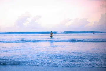 TERBENTANG: Seorang lelaki di tengah lautan (gambar hiasan)