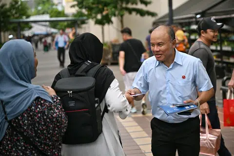 Calon Parti Pekerja (WP), Encik Faisal Manap, mendekati penduduk di Tampines pada 23 April.