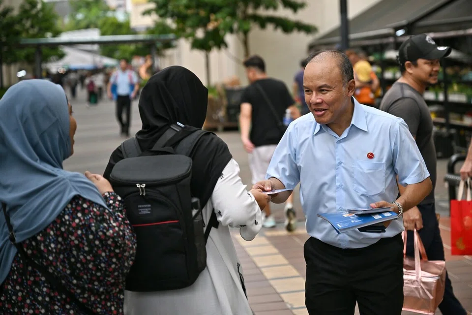 Calon Parti Pekerja (WP), Encik Faisal Manap, mendekati penduduk di Tampines pada 23 April.