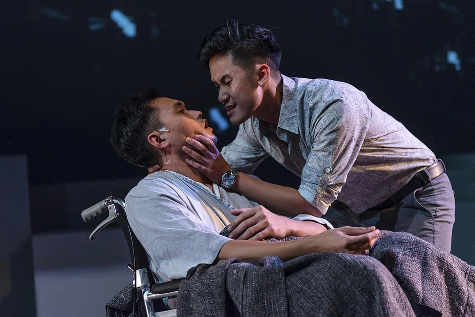 PENUH HARAPAN: Hadi lakonan Hirzi Zulkiflie (kanan) sangat mengharapkan kawan baiknya, Azman (lakonan Fir Rahman), pulih daripada koma dalam pementasan teater 'Hope' (Harap) terbitan Teater Ekamatra. - Foto TUCKYS PHOTOGRAPHY