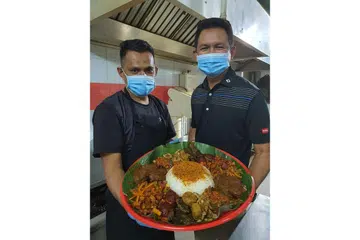 TERUS BERINOVASI: Setelah kerugian sebanyak 70 peratus akibat pemutus litar, Regale @ Warren telah berusaha untuk terus berinvoasi untuk mencari USP yang baru. Menjelang Hari Raya Haji, mereka menawarkan pakej Aidiladha yang sesuai untuk dikimati di rumah. - Foto SHAMDIN MOHD