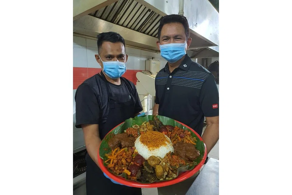 TERUS BERINOVASI: Setelah kerugian sebanyak 70 peratus akibat pemutus litar, Regale @ Warren telah berusaha untuk terus berinvoasi untuk mencari USP yang baru. Menjelang Hari Raya Haji, mereka menawarkan pakej Aidiladha yang sesuai untuk dikimati di rumah. - Foto SHAMDIN MOHD