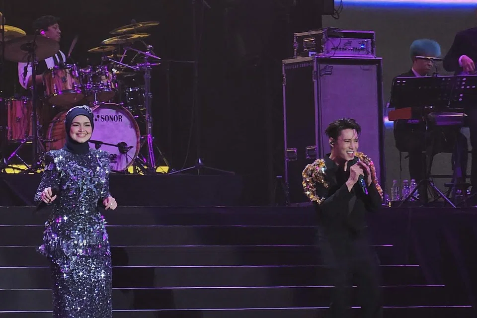 Hael Husaini (kanan) menjadi tetamu istimewa Datuk Seri Siti Nurhaliza, dengan mereka berduet lagu ‘Dirgahayu’, ‘Jampi’ dan ‘Hajat’.