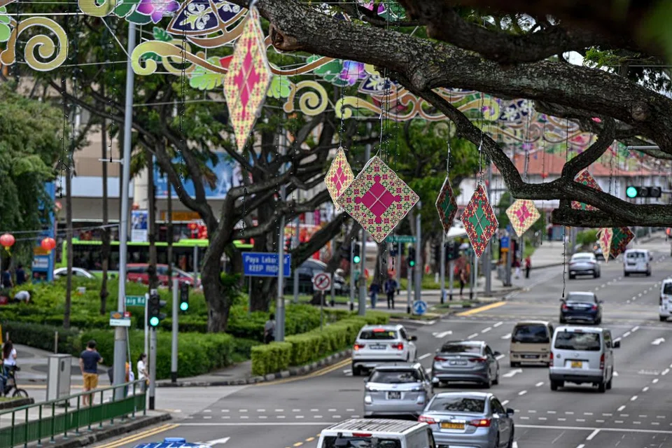 Pemasangan lampu dan hiasan 2024 di kawasan Geylang Serai. 